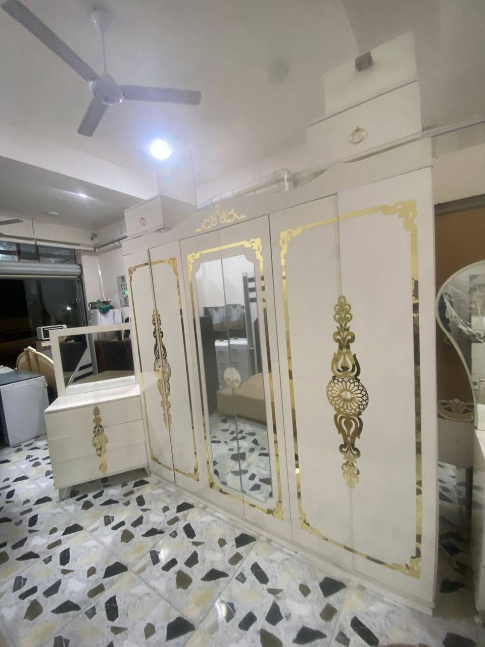 السلام عليكم تم وصول وجبه جديده من غرف نوم مستعمله شرط نضافه تكريت حي العصري نهايت البلديه
***********
