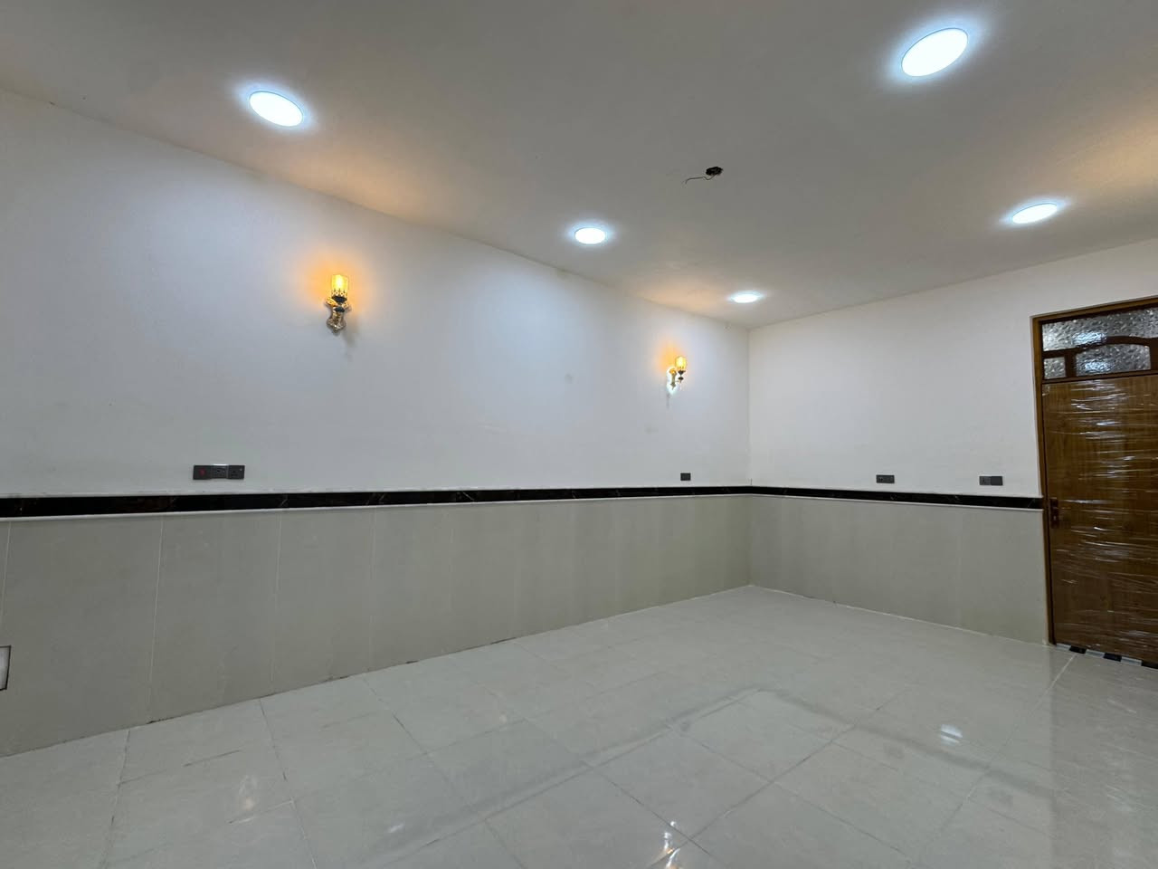 دار للــبــيــع المساحة 200 م في جمعيات حجي حسن قرب أسواق العائلة طابق واحد بناء حديث جاهز للسكن للإستفسار الإتصال على ***********
