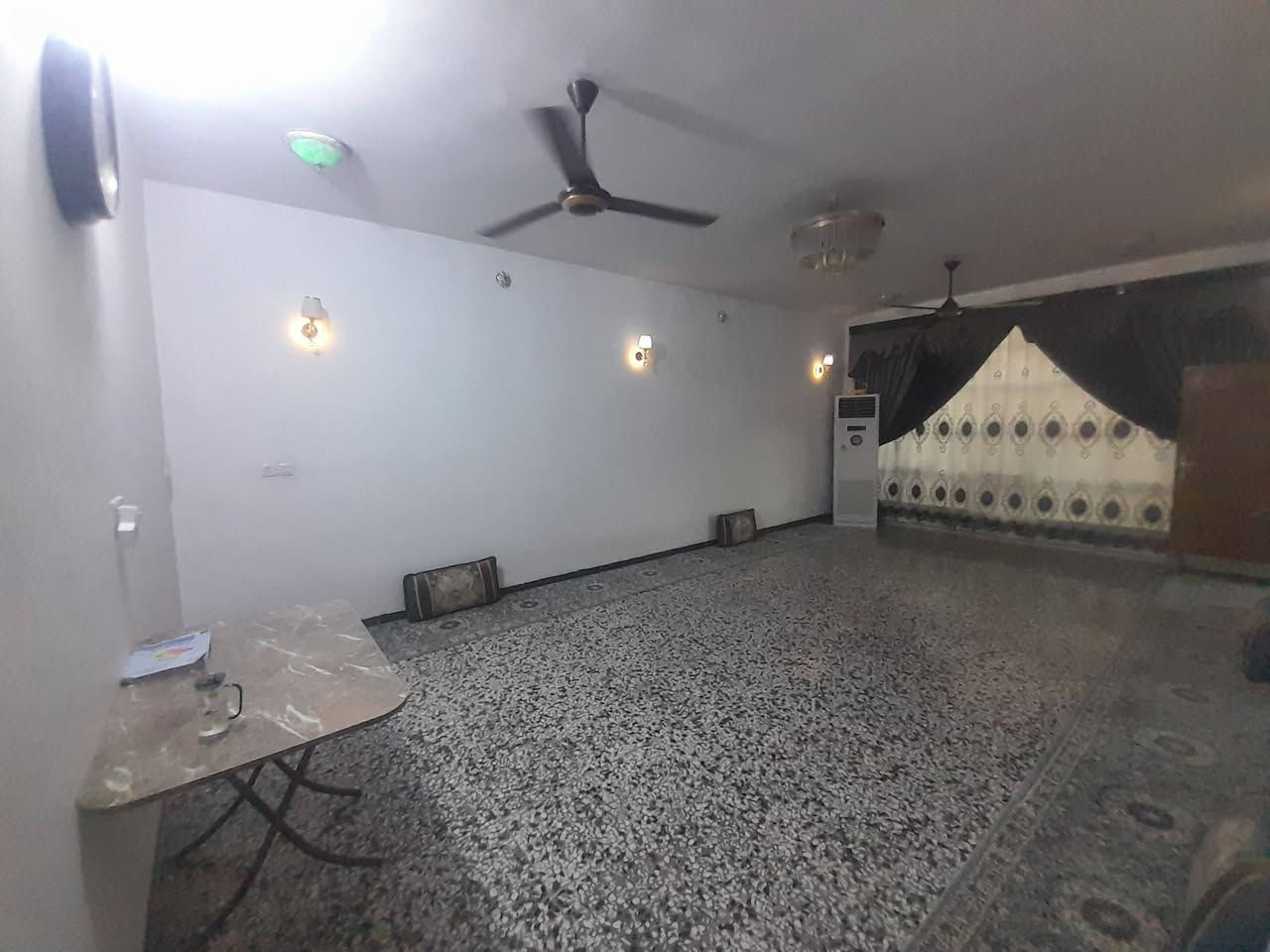 بيت للبيع مساحته 400متر غرفتين نوم واستقبال وصاله ومطبخ وصحيات وحديقه جانبيه بناء حديث طابوك طابو زراعي سند 25الناحيه البستان للاستفسار 
*********** واتساب
***********
