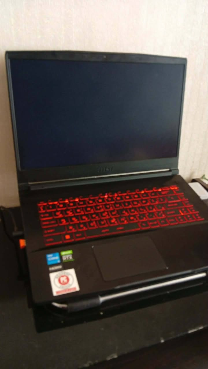 💻 للبيع: لابتوب ألعاب وجرافيك MSI GF63 Thin 11UC
الجهاز نظيف جداً وبحالة ممتازة، ومناسب جداً للألعاب القوية (Gaming)، برامج المونتاج، التصميم الهندسية، والدراسة:

الموديل والسلسلة: MSI GF63 Thin 11UC (تصميم ألمنيوم أنيق وخفيف الوزن).

المعالج (CPU): Intel® Core™ i5-11400H (الجيل الحادي عشر فئة H القوية المخصصة للأداء العالي، يحتوي على 6 أنوية و12 مسار).

الذاكرة العشوائية (RAM): بحجم 16GB DDR4 (سرعة ممتازة تضمن سلاسة تامة أثناء فتح البرامج الثقيلة والألعاب).

الهارد والتخزين (Storage): من نوع 512GB NVMe SSD الفائق السرعة (أسرع بأضعاف من الهاردات العادية في الإقلاع ونقل البيانات).

كرت الشاشة (GPU): كرت منفصل مخصص للألعاب NVIDIA® GeForce RTX™ 3050 بسعة 4GB GDDR6 (يدعم تقنيات الذكاء الاصطناعي وتتبع الأشعة Ray Tracing لتوفر لك تجربة لعب وتصميم ممتازة).

الشاشة (Display): بحجم 15.6 بوصة بدقة FHD (1920x1080) من نوع IPS وبمعدل تحديث سريع 144Hz (مثالية للألعاب السريعة لضمان عدم حدوث تقطيع).

الكيبورد: مضيئة باللون الأحمر المميز لعشاق القيمنق.

نظام التشغيل: Windows 11 Home الأصلي.

برمجيات الرسوميات: DirectX 12 الداعم لأحدث التقنيات. [1, 2, 3, 4, 5, 6]
السعر 750
بغداد /حي الاعلام
***********
