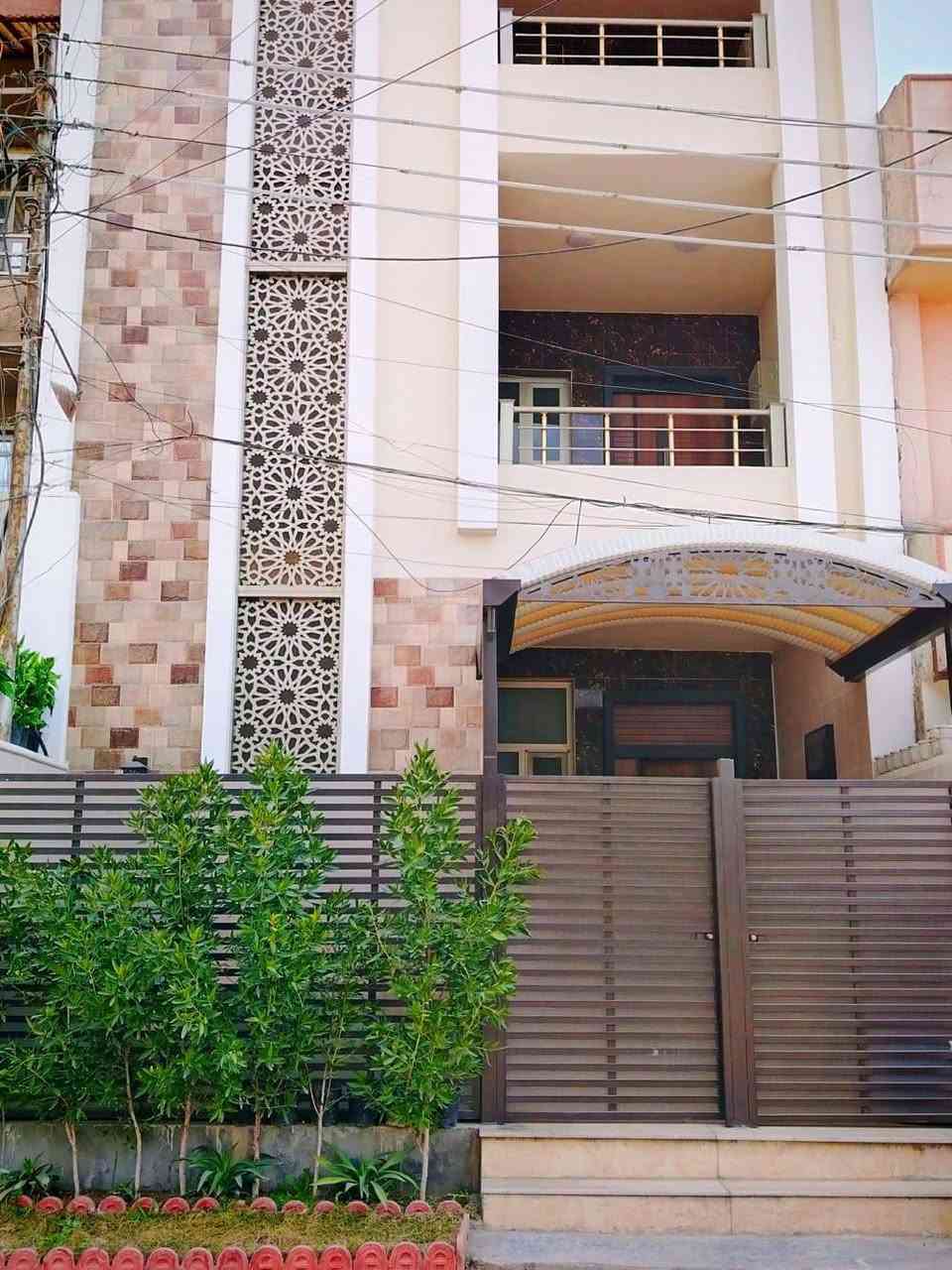 📢 للبيع بيت حديث 2025 في موقع مميز جداً 📢 بغداد - الدورة / شارع الجمعية - قرب افران سنابل شمسين - شارع عريض مقابيل الخط السريع

🏡 المساحة: 94 متر
📏 الواجهة: 6.25 م | النزال: 15 م
🚪 عدد الوحدات: 3 شقق سكنية مستقلّة

✨ تفاصيل البناء:
 • الطابق الأرضي: صالة واسعة + مطبخ + حمام + غرفتين نوم (إحداها ماستر).
 • الطابق الأول: صالة + مطبخ + حمام + غرفتين نوم (إحداها ماستر).
 • الطابق الثاني: نفس مواصفات الطابق الأول.
 • السطح: بيتونة + 3 سخانات (لكل شقة سخان خاص).

🌳 مميزات إضافية:
 • كل شقة لها سحب مولدة منفصل.
 • حديقة صغيرة أمامية.
 • درج خارجي مستقل.
 • شارع عريض جداً.
 • موقع استراتيجي مميز وسكن راقي.

🏠 البناء حديث (2025) بتصميم عصري وعملي.

للاستفسار 
*********** # بيع عقار # الدورة # بغداد # استثمار # العراق
