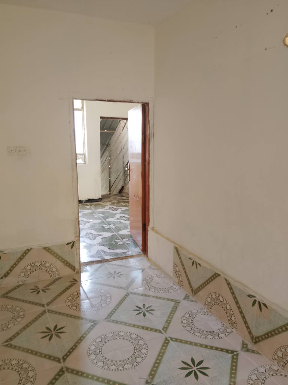 شقه للايجار غرفه صاله مطبخ بارد+حار ماطور وتانكي كيزر وطني خط ثاني عنوان الشعله شارع نوره الوكيله ***********

