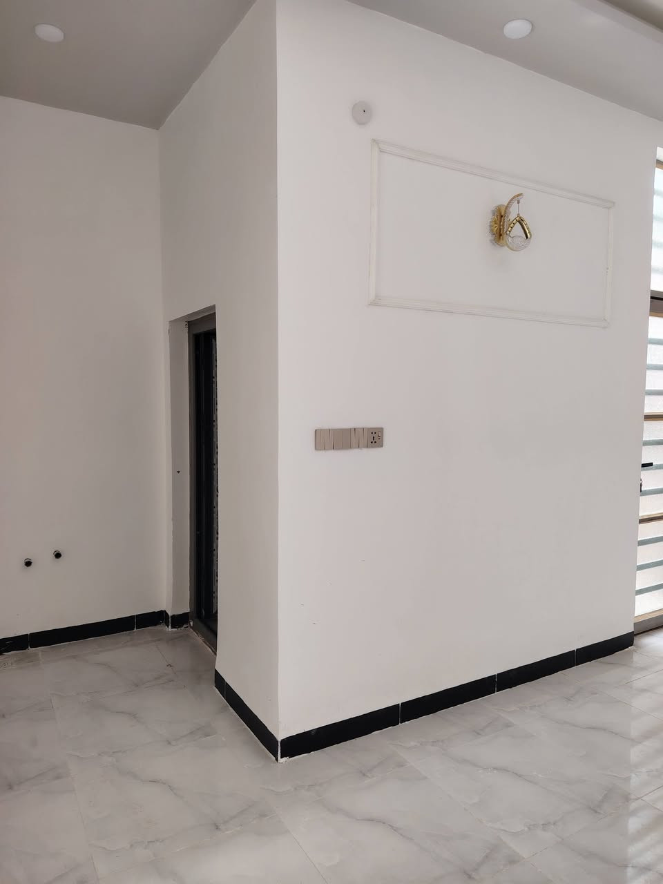 السلام عليكم بيت المساحه 100 متر طابو زراعي في النجف الاشرف في مجمع بوابه الغدير السكني مقابل العسكري عامود 258 كافه الخدمات متوفره يحتوي البيت ع غرفه وصاله ومطبخ واستقبال وتخاريج داخليه وخارجيه السعر 72 مليون الاستفسار الاتصال على الرقم *********** او مراسله واتساب 🖤🌿
