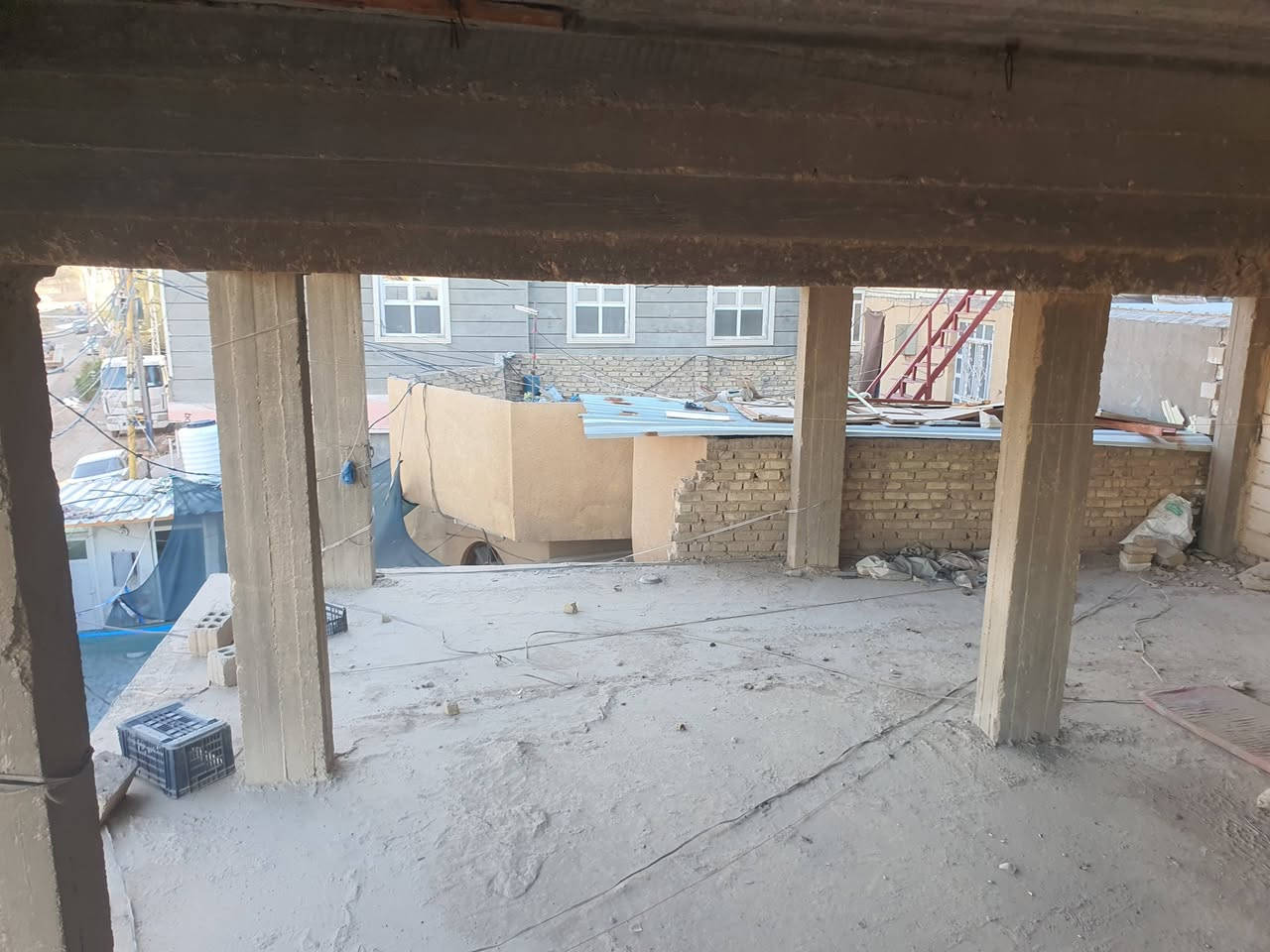 بنايه للبيع المساحه ٢٠٠ متر تصلح حسينيه العنوان كربلاء شارع بغداد سايد الدخول خدمات كامله البنايه مثل ماموضحه بسعر جدآ مناسب مقابيل عمود ٣٧ للإستفسار *********** عن شارع بغداد ١٠٠متر
