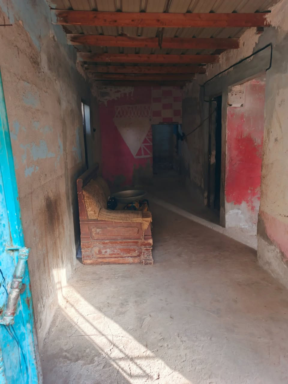 بيت حواسم مساحه 150م غرفتين وصاله وساحه جبيره ديوانيه متروكه ومطبخ وتواليت وحمام مشترك ومنور والدوانيه ثانيه متروكه

والبيت متروك يعني دوانيه عگاده هيه وغرفه  العنوان حي الفنانين للأتصال ع الرقم***********وااتساب+964 786 161 2749 قيمه واخذه👍
