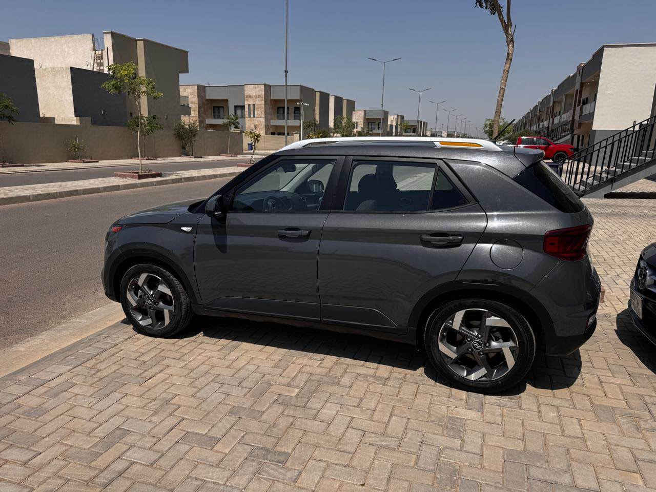 مرحبا اخوان 
هونداي ڤينو موديل ٢٠٢٣  لون رمادي رقم بغداد دولي باسمي هزه جديده وسنويه لل ٢٠٢٩ حادثها مثل ما موضح بالصور بدون دواخل بدون ايرباك مواصفات فتحة داخل بيجي رادار جانبي ورادار امامي حداديه كير مكينه تايرات تبريد كله نظيف السياره ناعمه كلش 
ملاحظه بيها بارد بالجاملغ الامامي وبارد قليل باب السايق مال امريكا مبين بالصور جوه المرايه شي قليل السعر ١٢٩ وبيها مجال للشراي العنوان بابل المسيب *********** المحاويل, بابل
