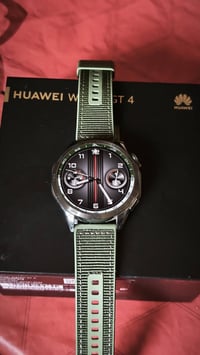 ساعة هواوي GT4 فقط الطخة الموضحة بالصورة وما مأثرة لا على الشاشة ولا ع...