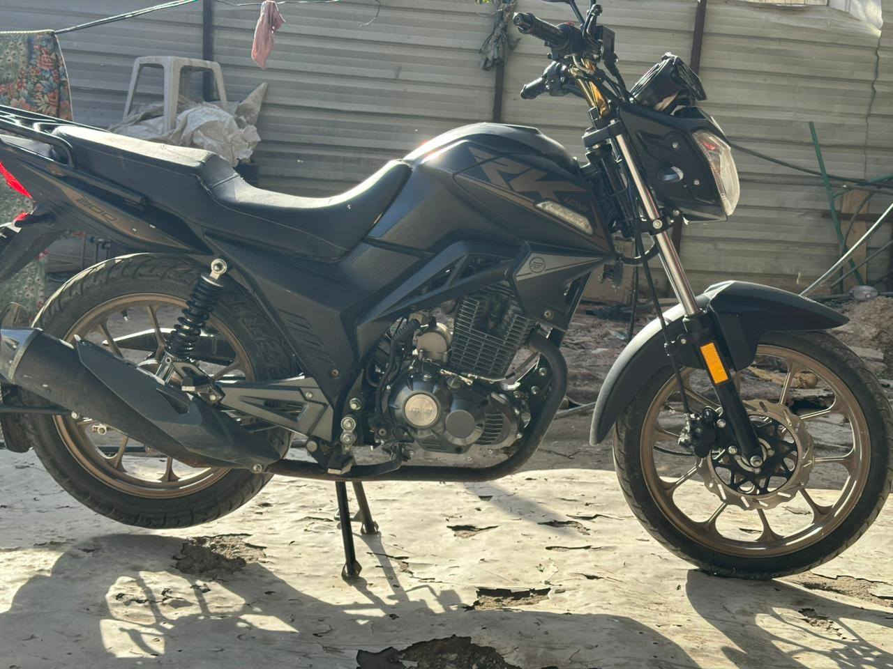 السلام عليكم rk200cc موديل 24 ماشيه 19 الف دراجه نضيفه ومرقمه رقمها اربيل ثاني يوم التحويل سعرها مليون و 850 قفل قفل مكاني بغداد زعفرانيه الي مايشتري لايتعبني واتساب***********
