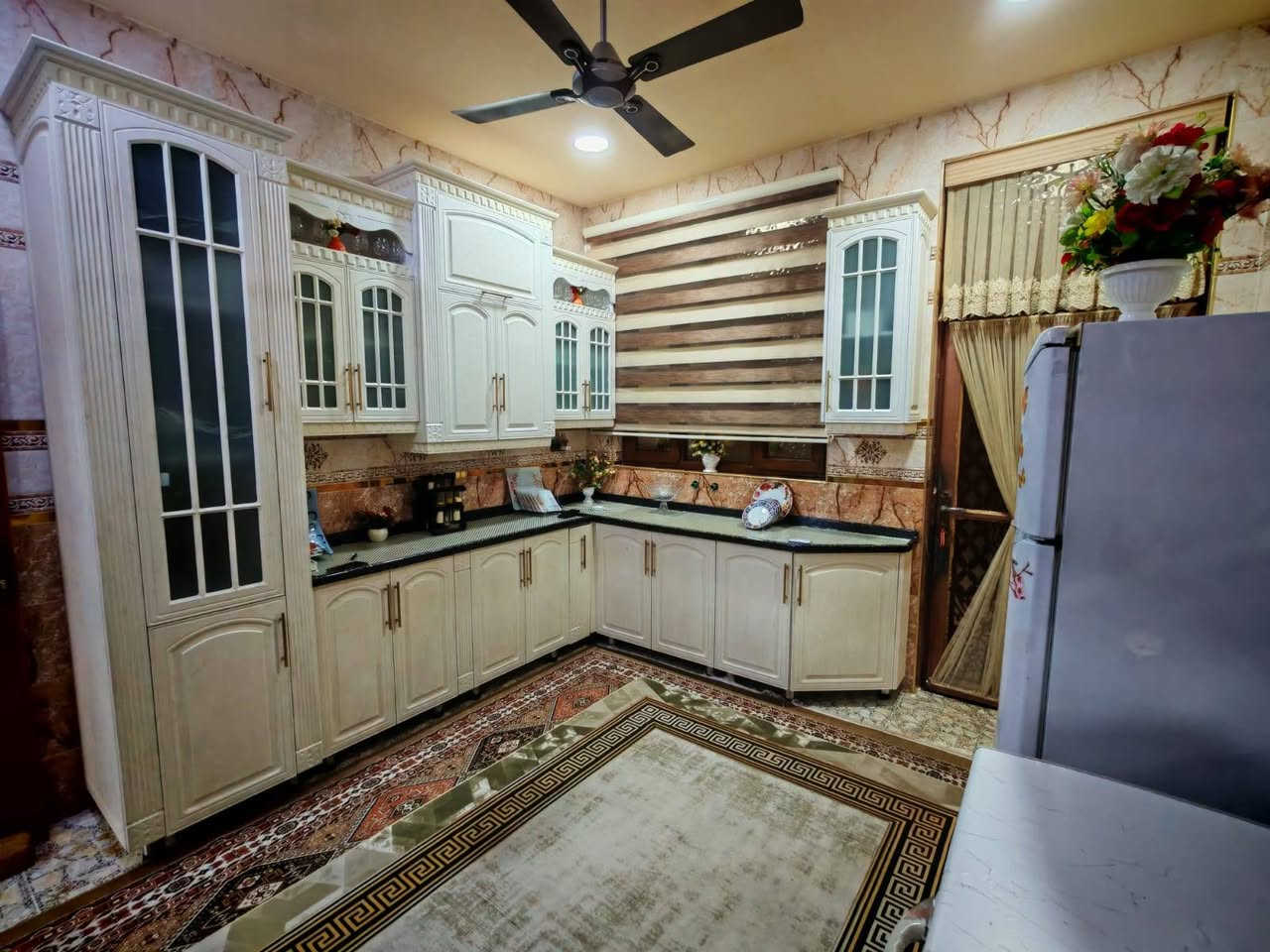 السلام عليكم ورحمة الله وبركاته 
🔴بيت للبيع🔴
📍العنوان / الفلوجة _ حي الشهداء 
منطقة ال24 مقابل بيت ابو الانسوره قرب شارع 60 وشارع 40.
🚧نوع العقار / طابوا صرف سكن تحويل مباشر
رقم العقار /24401
🏗️سنة البناء /2022
🛣️شارع / 15 متر
مقابل المدرسة الصينية والساحة
🏠تفاصيل البيت🏠
المساحة / 180 متر ( واجهة : 8.5 متر ) ( نزال : 22 متر )
🏠البيت طابقين 2 ✅بناء طابوق
بناء و مواد واجهزة درجة اولى 
الارضية كاشي درجة اولى 
كهرباء بوري 

🏠الطابق الاول/ 
1-غرف نوم عدد 2
2-مطبخ حار وبارد
3-استقبال
4-صالة
5-مناور عدد 2
6-حمام عدد 2
7-كراج + حمام خارجي
8-حديقة خارجية

🏠الطابق الثاني/ 
1-غرفة النوم عدد 2
2-صالة كبيرة
3-حمام ومغاسل
———————————————————
💵السعر / 220 مليون وقابل للتفاوض
للاستفسار الاتصال على الارقام او واتساب
***********📞 
***********📞
