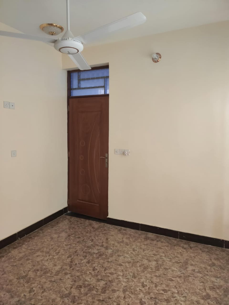 🏡✨ بيت للبيع بسعر جداااً مناسب ✨🏡
 🍀ام الخيل شارع ١٥ خلف شارع عشرين 🌿

📍 المساحة: ١٠٢ متر — ركن🏗️ البناء: كونكريت

🔹 الطابق الأول:• صالة استقبال واسعة• مطبخ• مجمع صحي

🔹 الطابق الثاني:• غرفتان• صالة• مجمع صحي

✅ موقع ممتاز✅ تصميم عملي ومريح✅ فرصة مناسبة للسكن أو الاستثمار

📞 للاستفسار:***********
