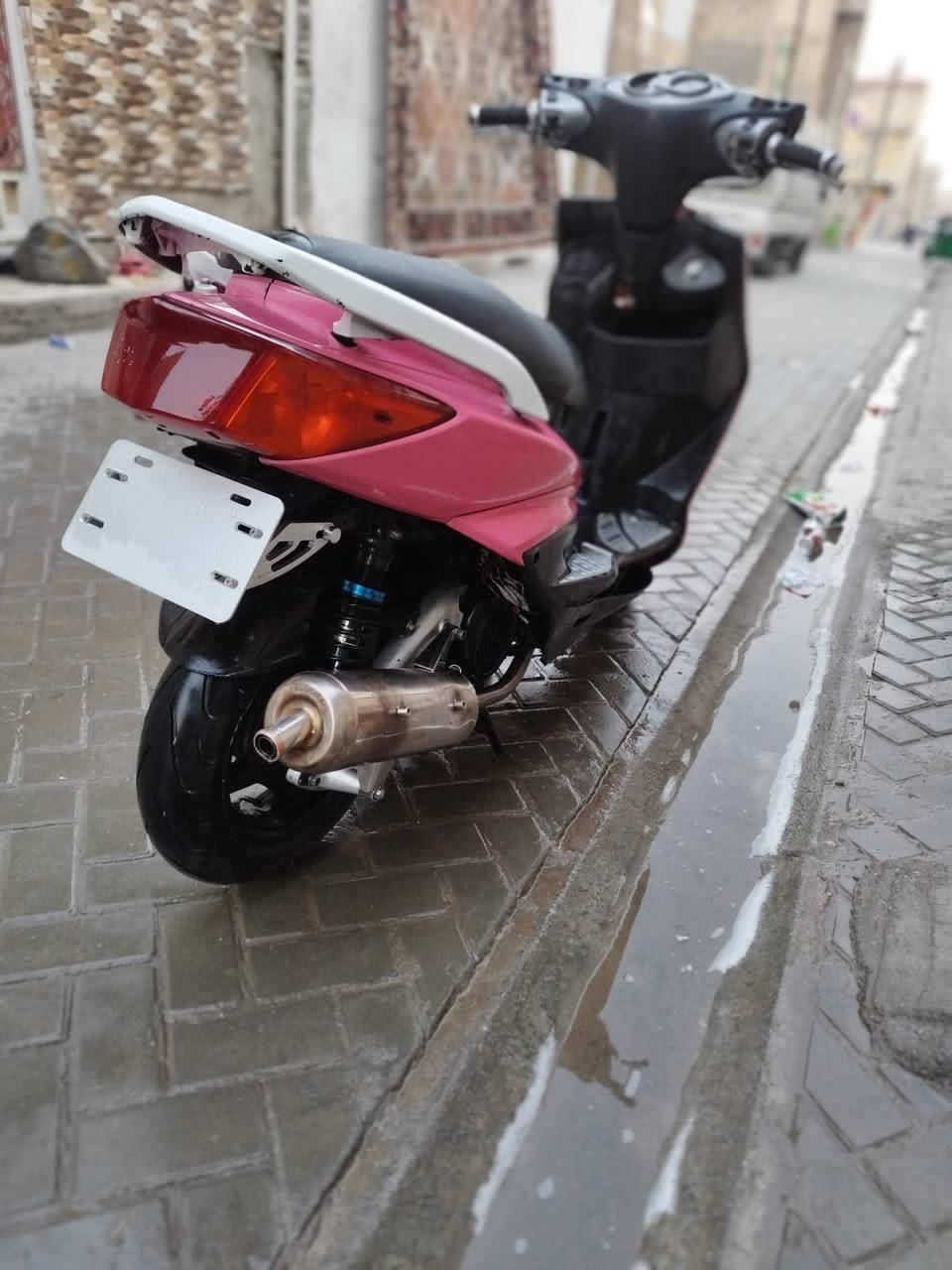 سلام عليكم 
سكنس فحل بيهه تزويد بسيط 
صالنصه صجميه 
واقيه خلفيه 
دبلات رياضي 
كور رياضي 
دبل اشاره لون ابيض وازرق 
يدات بريك نشره ازرق 
استان صفح رياضي 
قبق فلاوين رياضي 
الدراجه نقصهه بس دشبول 
الدراجه خرسه بمعنا الكلمه 
جيب فيتر و تعال افحص 
المكينه بلادي بس الكور رياضي هوه اجه وياهه 
مكاني مدينة الصدر 
الرقم (***********)
السعر 600 الف وبيهه مجال حك الجيه
