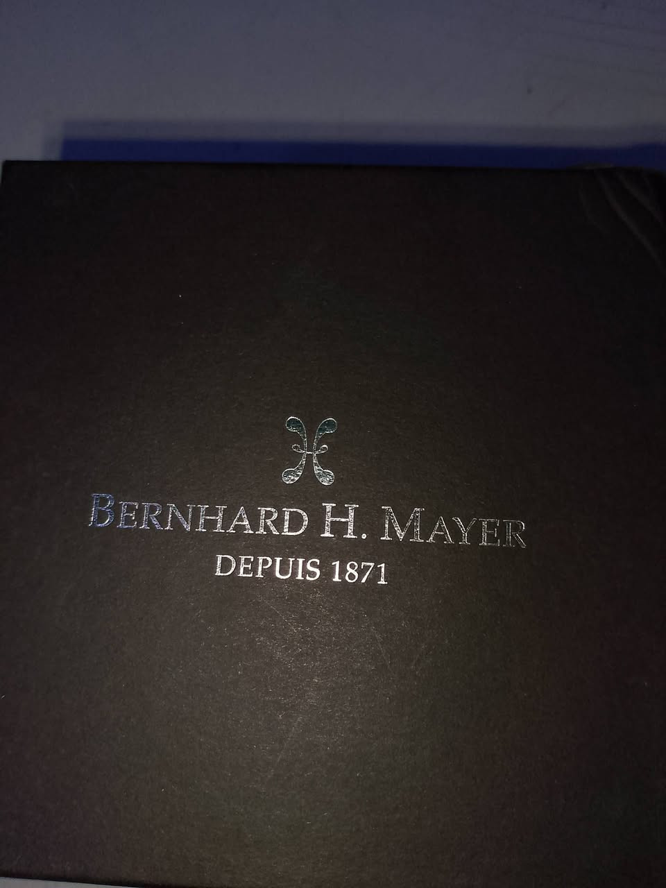 العنوان: ساعة Bernhard H. Mayer PowerMaster سويسرية أصلية (كاملة الملحقات)
وصف الإعلان: للبيع ساعة رجالية فاخرة من الماركة السويسرية العريقة Bernhard H. Mayer، موديل PowerMaster Chronograph. الساعة تتميز بتصميم رياضي أنيق ومتانة عالية يوجد معها بطاقة ضمان وسنة صنع ورقم المكنة ساعة 

الحالة: غير مستعملة نظيفة جداً (كما موضح في الفيديو/الصور).

المرفقات: الكارتون الأصلي، علبة الفخامة، دليل المستخدم، وشهادة الأصالة (Certificate of Authenticity).

المواصفات:

صناعة سويسرية (Swiss Made).

زجاج ياقوت (Sapphire Crystal) مقاوم للخدش.

حزام مطاطي (Rubber) طبي أصلي مريح جداً.

نظام كرونوغراف دقيق مع نافذة للتاريخ.

مقاومة للماء حتى عمق 200 متر.

السعر المطلوب: [900$دولار] المكان: [  بغداد - المنصور] للتواصل: [***********]
