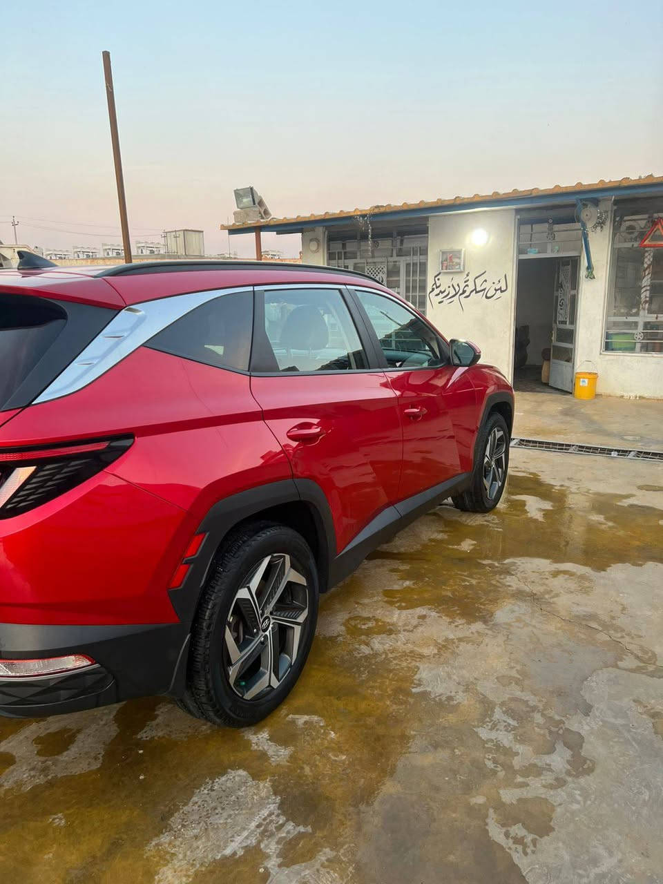 سلام عليكم للبيع توسان وارد أمريكي موديل ٢٣ فول مواصفات فتحه بصمه حادث كما موضح بس البنيد مصلح بارد بدون ايرباك  ماشيه ٢٤ الف ميل مكاني بغداد حي نصر  رقم بغداد بسمي انكليزي  ***********
