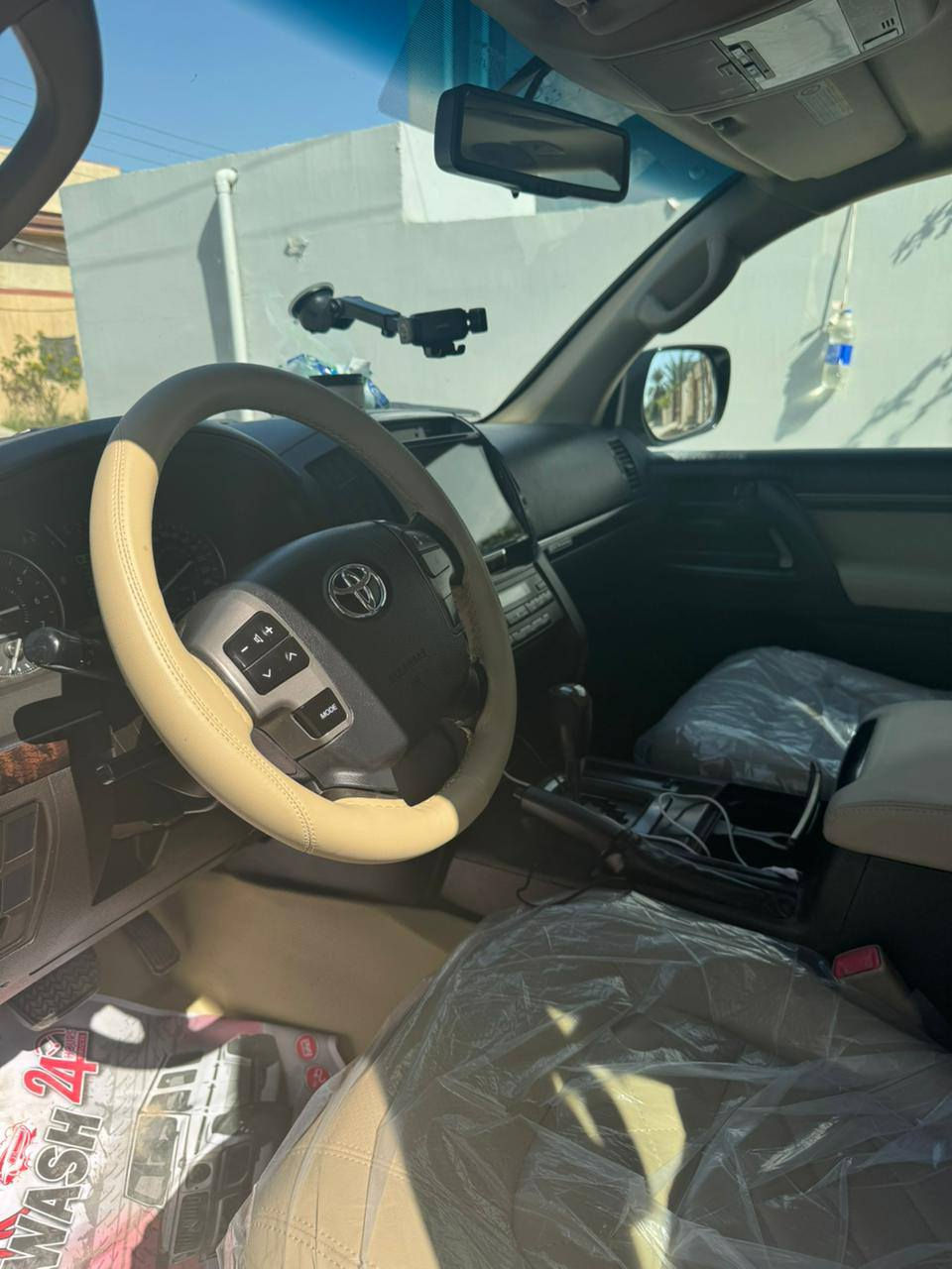 لاندكروزر 2011ستينية ابيض صدفي ماشية 200علية إدامة كاملة سيارة مكفولة عدة هاذ لبسونار تحويل ثاني بسمي السعر 330وبي مجال بسيط ***********
