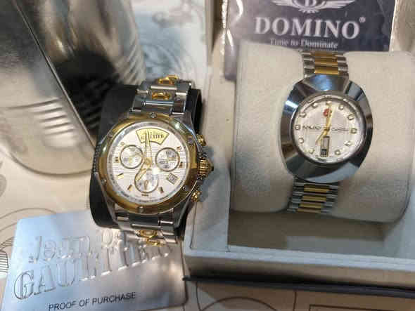 السلام عليكم عندي ساعتين اصليات وحده رجالي وحده نسائي مكاني كربلاء المقدسة السعر ثنينهم 700 ألف وبيهن مجال بسيط اني ماخذهن مزاد مليون و800 ألف
*********** إتصال او واتساب
