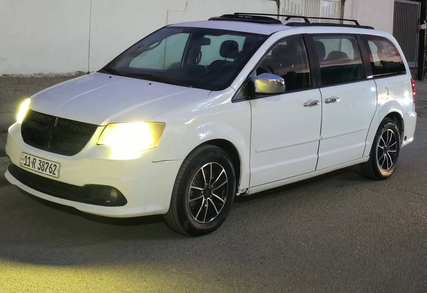 السلام عليكم .....
دوج كرفان  2016 SXT   
بيبان كهرباء / جنطه كهرباء /  تبريد 3 قطع / تحكم ستيرن / تثبيت سرعه / شاشه / كاميرا  / بلوتوث /  محرك 6 سلندر  3.6  مبدل جديد /  تخم تايرات / وصدر امامي خلفي /  لايت زنون / سستم سماعات 
______________________________
حادث بسيط مرفق بلمنشور جاملغ امامي وبنيد مع جاملغ خلفي وامامي لثاني بلعراق نطخن المجموع ٤ قطع صبغ 
سونار بلمنشور وصور لحادث شوفه وخابرني .
سياره ترايهه جديد  حيل بدون نقص ابد *****

السعر 152  وبيه مجال
العنوان _ بغداد _ البياع 
***********
