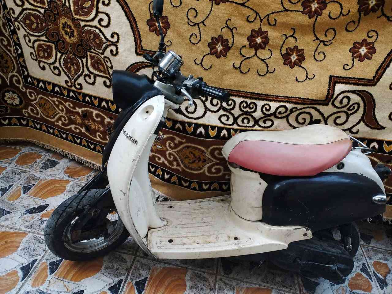 سلام عليكم دراجه مصري معمره جديد من كهربايات وسلف وباتري وندر ونوزلات وشوته وستان كله جديد السعر 175 العنوان الكوت التواصل انتصل ***********
