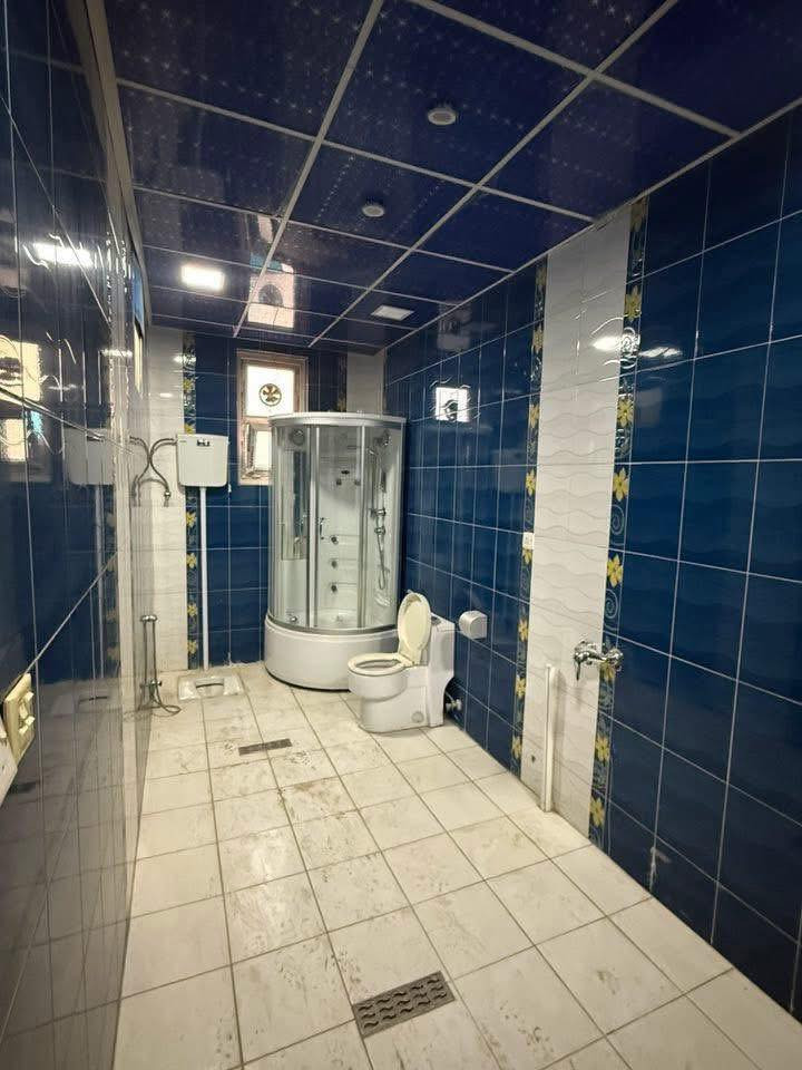 بيت حديث للايجار في كراده خارج قرب شارع العام تفاصيل ٥ غرف نوم وصاله عدد ٣ وصحيات ٣ وشلال داخلي ومخزن كبير وكراج مساحه العقار ٢٥٠ متر سعر الايجار ٣٠ ورقه للاستفسار ***********
