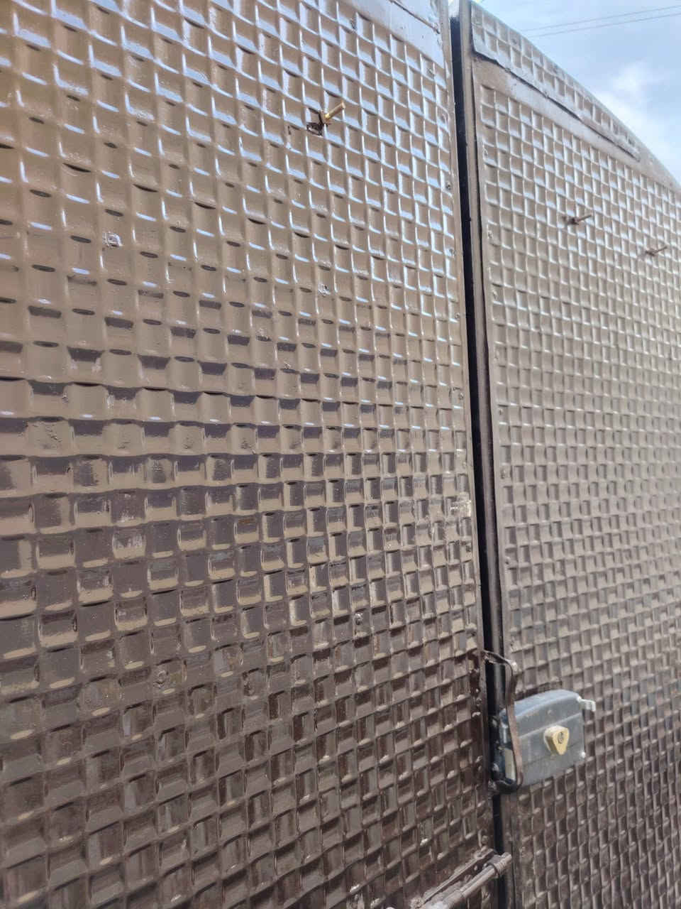 السلام عليكم باب بيت جديد للبيع 
العرض 2متر  الطول 210سم حديد ثكيل امامك بل صوره 
الستفسار عله هاذ الرقم *********** 
مكان بغداد
