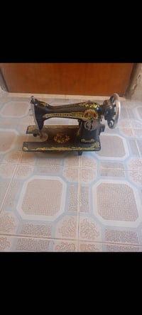 مكينة خياطه فراشه شغاله تخيط كلشي ما بيه بس تحتاج ميزانيه و فراشه