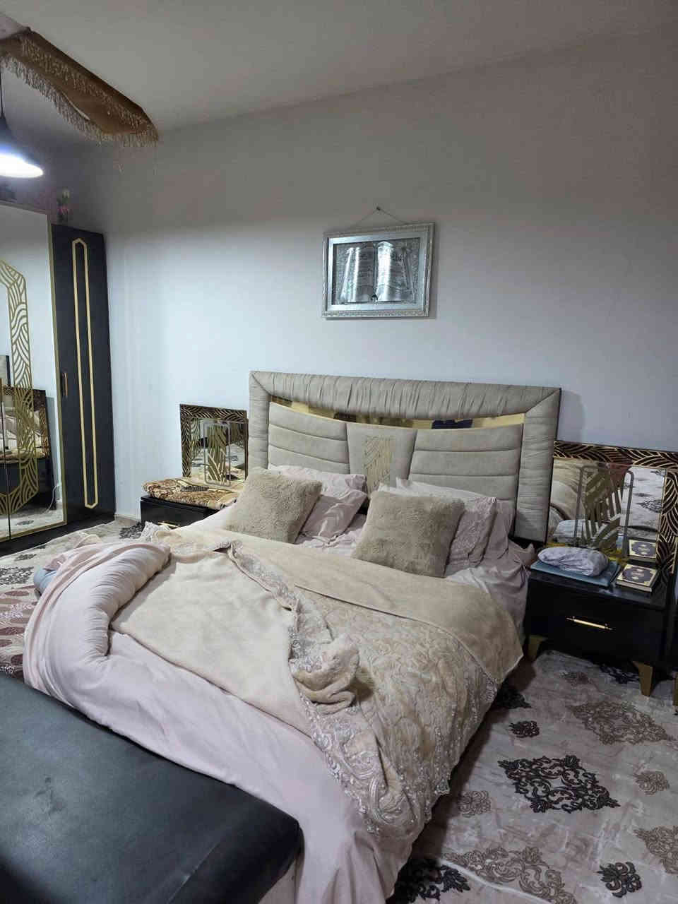 غرفة نوم تركي لون اسود فحمي متكون من ٨ قطع نظافتها ميه ب ميه سعرها ٧٠٠ 
استفسار من الرقم *********** كركوك, العراق
