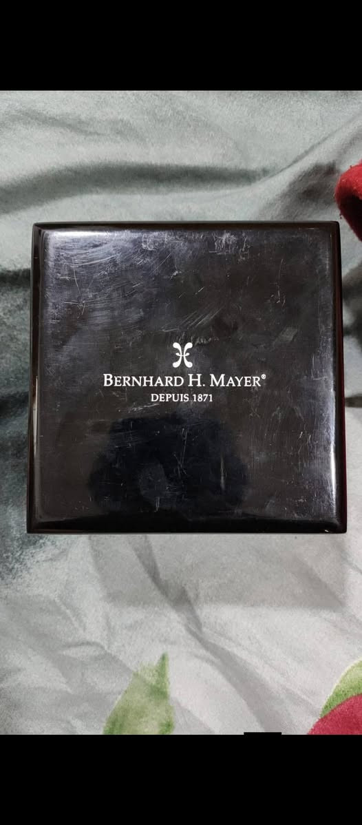 برناردإتش ماير Bernhard H.Mayer
اصدار محدود واحده من اصل4999 قطعه في العالم
سويسري جديد مخزن بل علبه مع كرت سعر 250دولار
مطليه بذهب وتحتوي على عمله ذهب عيار24kواحد غرام
اوتوماتيك 
عنوان نجف توصيل موجود


**إذا كنت صاحب هذا الإعلان وتريد حذفه لأي سبب، رجاءا أرسل رسالة إلى الدعم الفني**