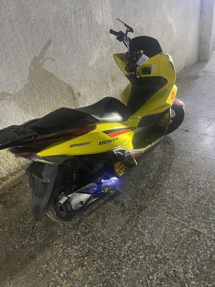 السلام عليكم
دراجة بي سي اكس جيل ثالث كوري ماشية ٢٣ مكفولة كفالة عامة دراجة مرتبة وصارف عليها هواي والله 

قبق راديتر تزويد 
واقية صالنصة تزويد 
مري شبح
قبق شوت
قطرة دهن 
دوسات تزويد 
موشمة كاربون احمر 
وبعد هواي شغلات 
سعرها ١٦ ورقة وبيها مجال للطيبين. بغداد الشعب
  ***********
