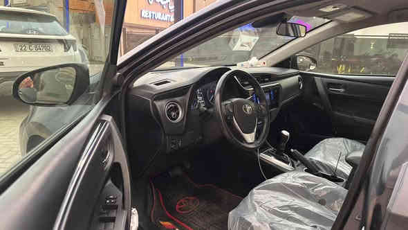 السلام عليكم 
كورلا موديل 2019  رقم بغداد أمريكي حادثه بنيد وشويا من الجاملغ صور الحادث موجوده ويا الصور ماشيه 71 مواصفات السياره SE 
مكان السياره بغداد السعر 145 وبيه مجال 
 *********** بغداد
