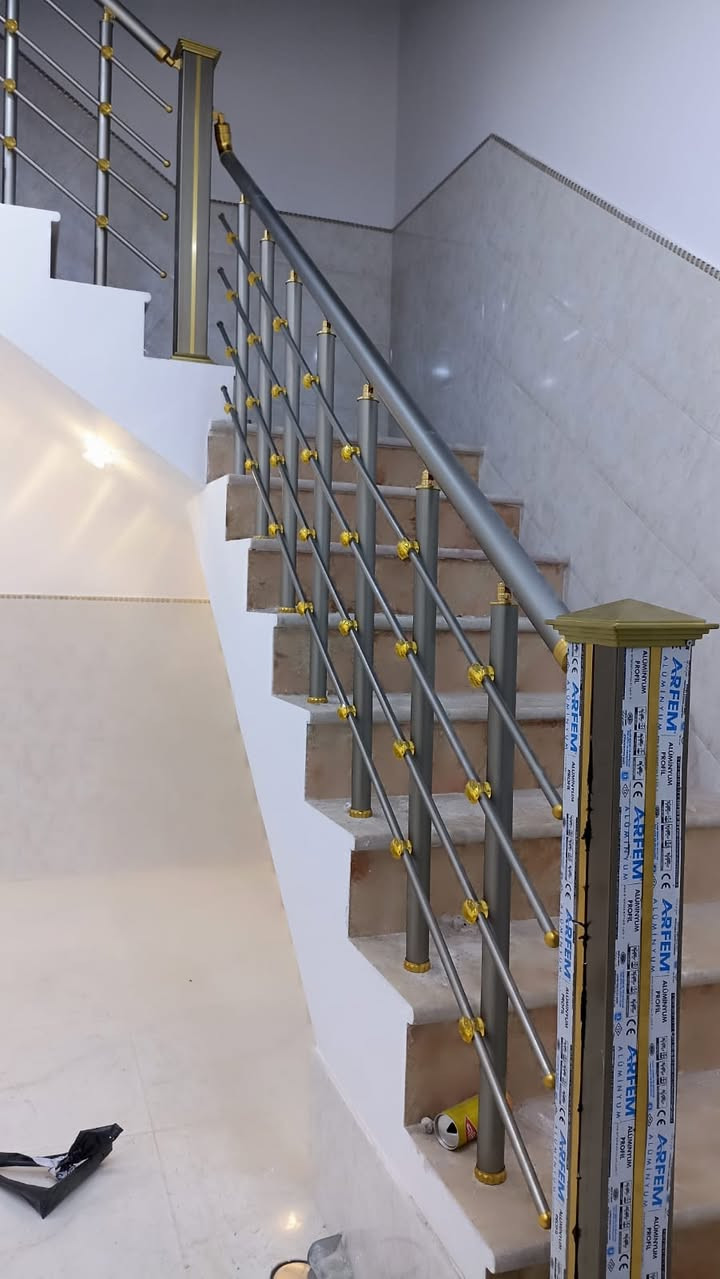 إليكم جانباً من أعمالنا الأخيرة في تركيب محجرات الألمنيوم والـ PVC.. شوفوا التفاصيل والدقة بالعمل. بـ "الفاخر للألمنيوم"، درج بيتكم راح يتحول لقطعة فنية تبيض الوجه.
​✅ شغلنا يتميز بـ:
​مواد أصلية ومقاومة للزمن.
​دقة عالية بالتركيب والقياسات.
​أسعارنا تنافسية وتناسب الجميع.
​ضمان لمدة 5 سنوات.. لأننا نثق بمتانة شغلنا!
​خدمة التوصيل والتركيب: نجيك لأي مكان، داخل النجف وأيضاً خارج النجف.. وين ما تكون، حنا نوصلك!
***********
