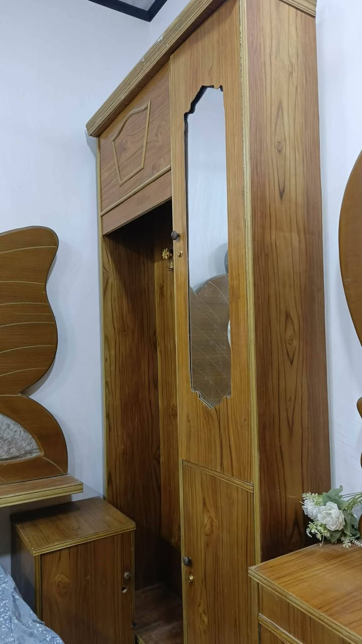 سلام عليكم غرف نوم نضيف كلش  لبيع مكاني نجف سعر 900وبي مجال رقم الهاتف ***********
