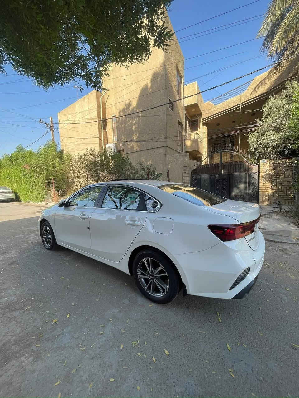 السلام عليكم ورحمة الله وبركاته
كيا سيراتو 
موديل2024  خليجي 
فول مواصفات من عده البصمة رقم بغداد انكليزي مشروع وطني مداور بأسمي هزه جديده 
مواصفات فول عده البصمه 
فتحه سلايت روف
لد نهاري 
حساس خلفي
شاشه كبيره 
كامره خلفيه
ويل كب كروم
تبريد قطعتين
دواخل لونين 
ماشيا 50  الف بعدهي بحاله الوكاله 
تبريد قطعتين 
مكينا 2000 دوش 
سيارة جديدة 

دوشمة ارضية سيارة كاملة مكاني الرميثه 
رقم التواصل 
 ***********
