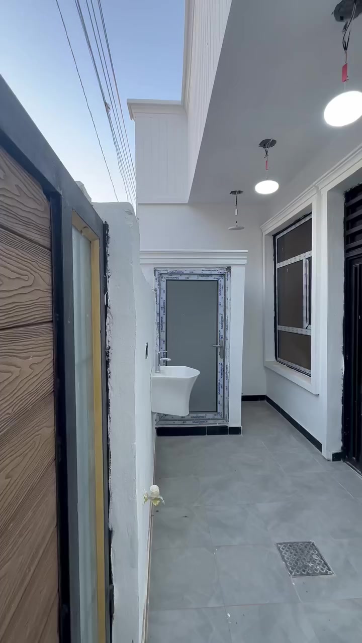 دار 🏠 #للبيع 100م طابق ونص
مدخلين ستقبال +مطبخ. 
وصحيات 2 + غرف 2
📍الدورة البوعيثة _مجمع العدل اول 
تنازل شركة القلعة 
للاستفسار ***********
