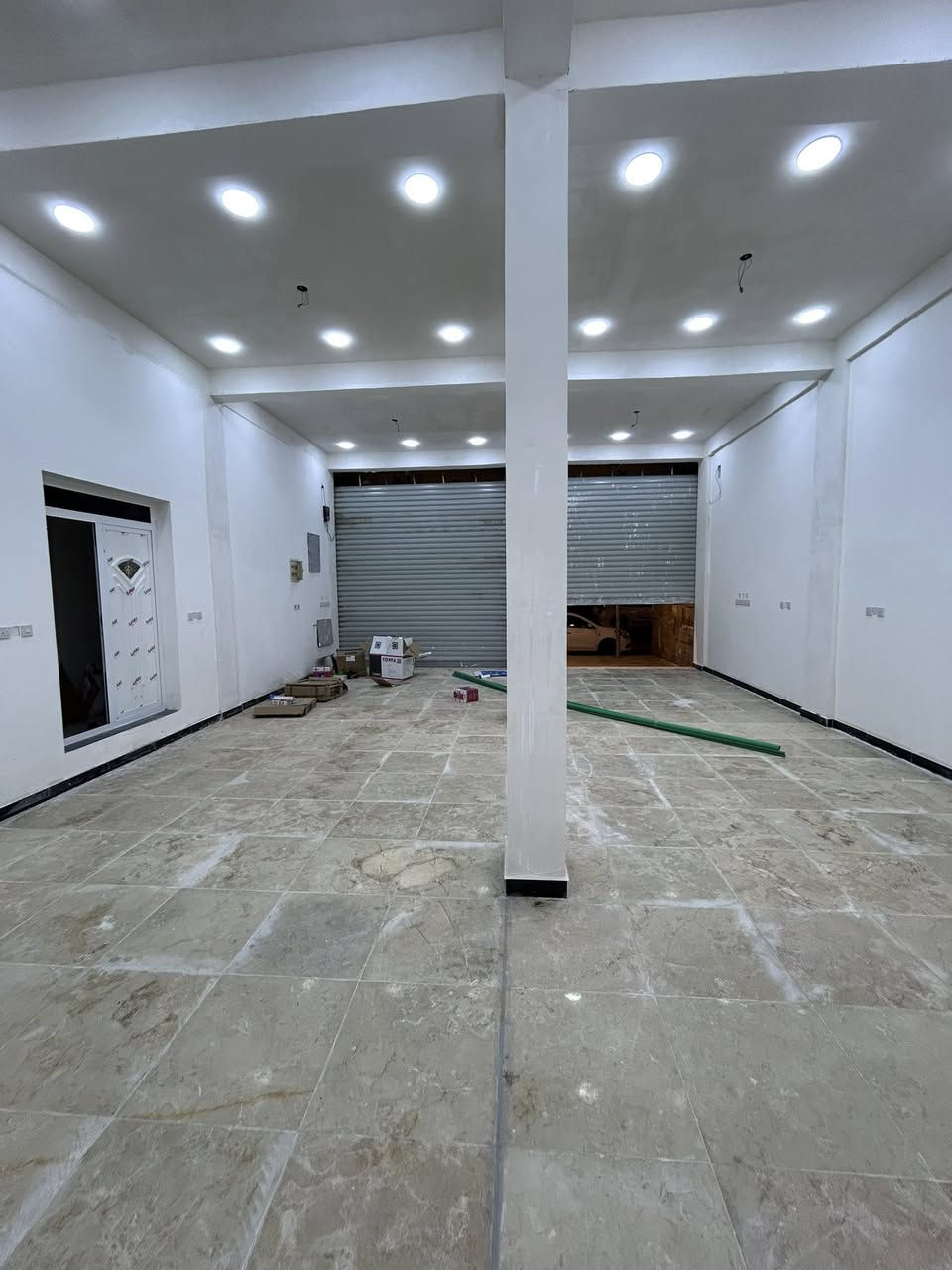 السلام عليكم محل للايجار محل مفتوح مو محلين قرب شارع مكاتب على شارع سادين مساحه محل 108م يحتوي على صحيات و مخزن
لتواصل على رقم ***********
