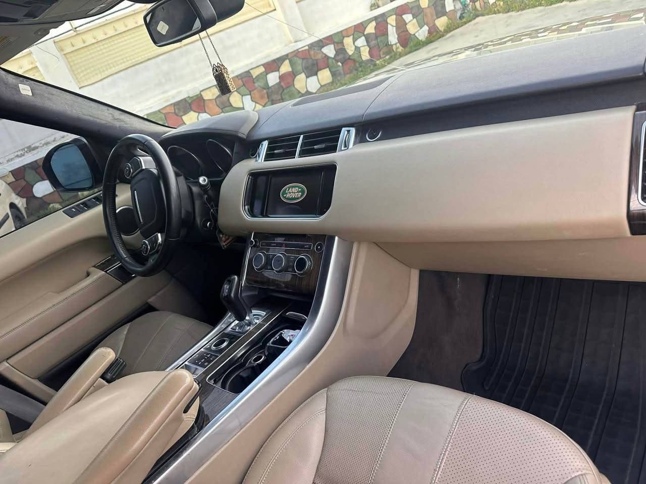 Range Rover sport
رەقەم ئەوروپی مەنەفێست و پاکانەی لەگەلە 
مۆدیل ٢٠١٥
فول فول مواسەفات بەس پانۆراما نیە 
مەکینە ٦ پستن بەنزین زۆر کەم بەنزینە 
٢ پارچەی ئەوروپای هەیە لەگەل بستەک سەقفی 
سەیارەیەکی زۆر پاک و جوانە و گێر و مەکینە و کارەبایەتی هەمو گیانە بەشەرت
نرخی خوار هەموو بازار ١٣٥ وەرەقەیە و مەجالێکی کەمی تێدایە 
ناونیشان هەولێر 
ژم*********** أربيل, العراق
