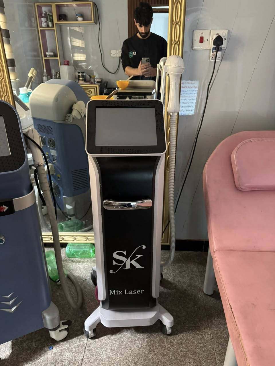 أجهزه ليزر ونتضيف بشره وأجهزه مختبرات مستعمله للبيع للتوصل ***********مكان بغداد حي العامل
