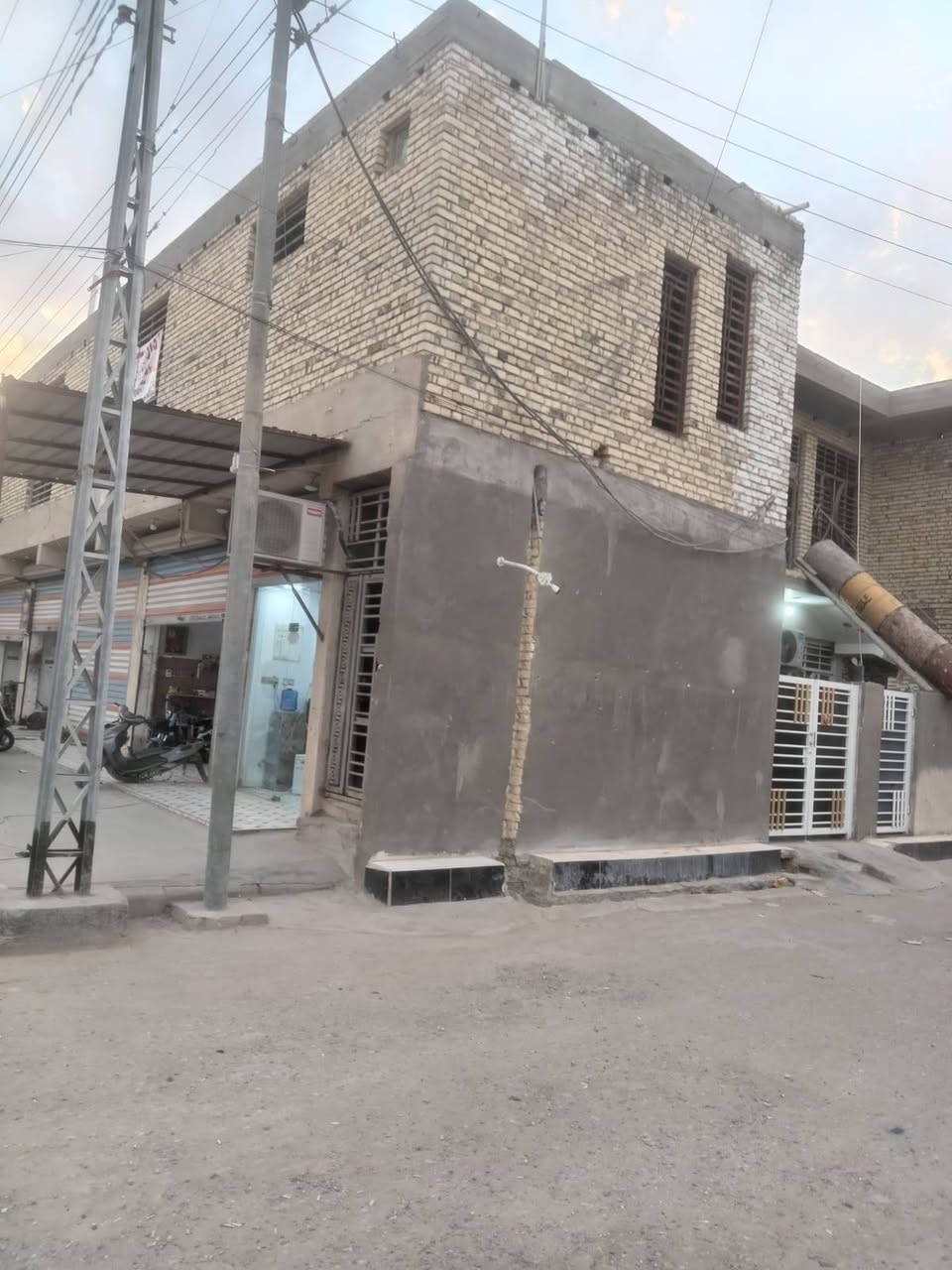 الدار للبيع (المساحه ٢٥٠) مع المحلات +شقه الموقع حي الشهداء شارع الزهور الإستفسار ***********
