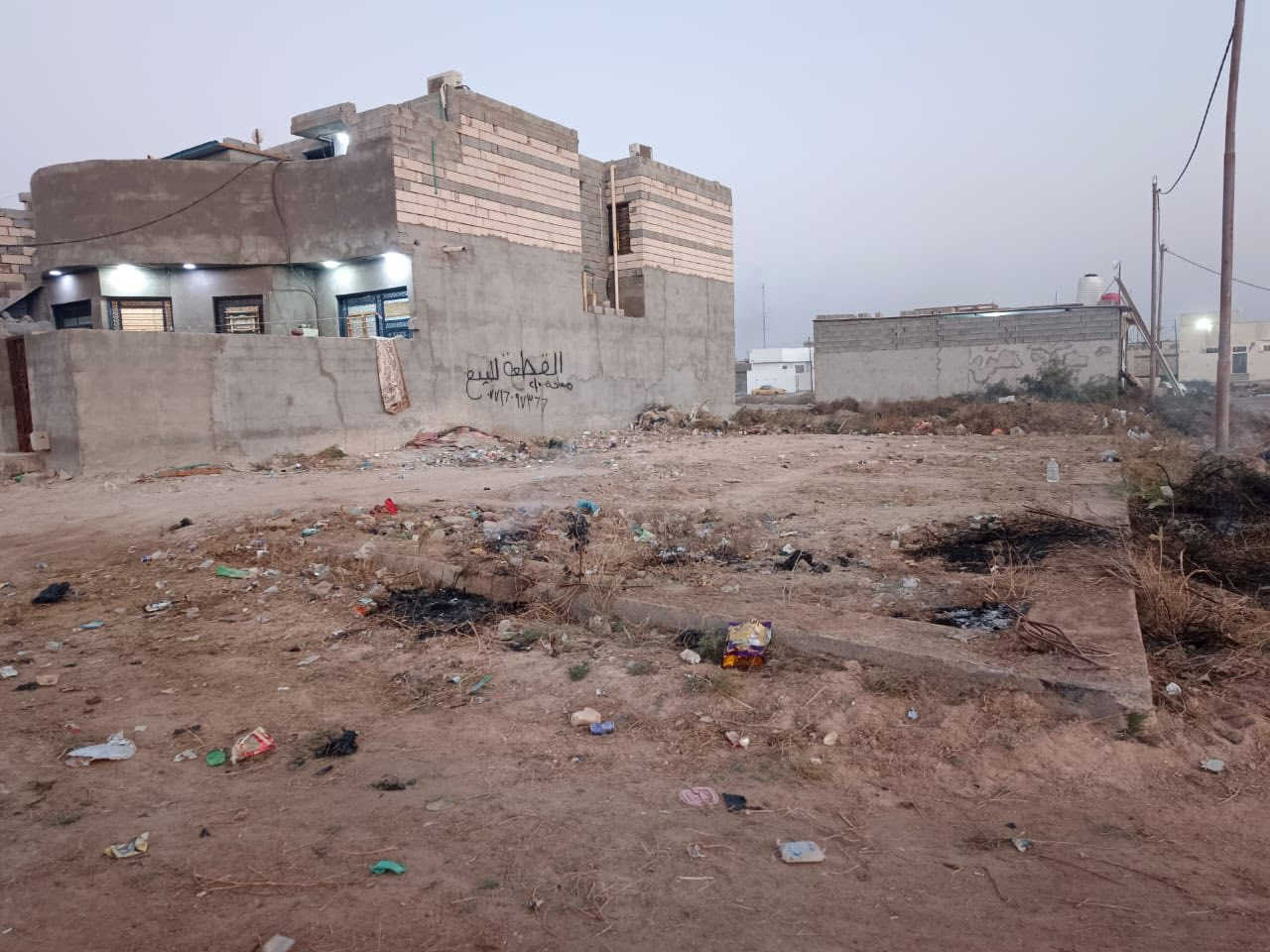 قطعه ركن للبيع في الجزيره شارع زين العابدين كاع الدكتور قرب مدارس الهادي مساحة ٢١٠ متر بيهه بتلو طابو زراعي سند ٢٣ السعر 40مليون وبيهه مجال 
***********
