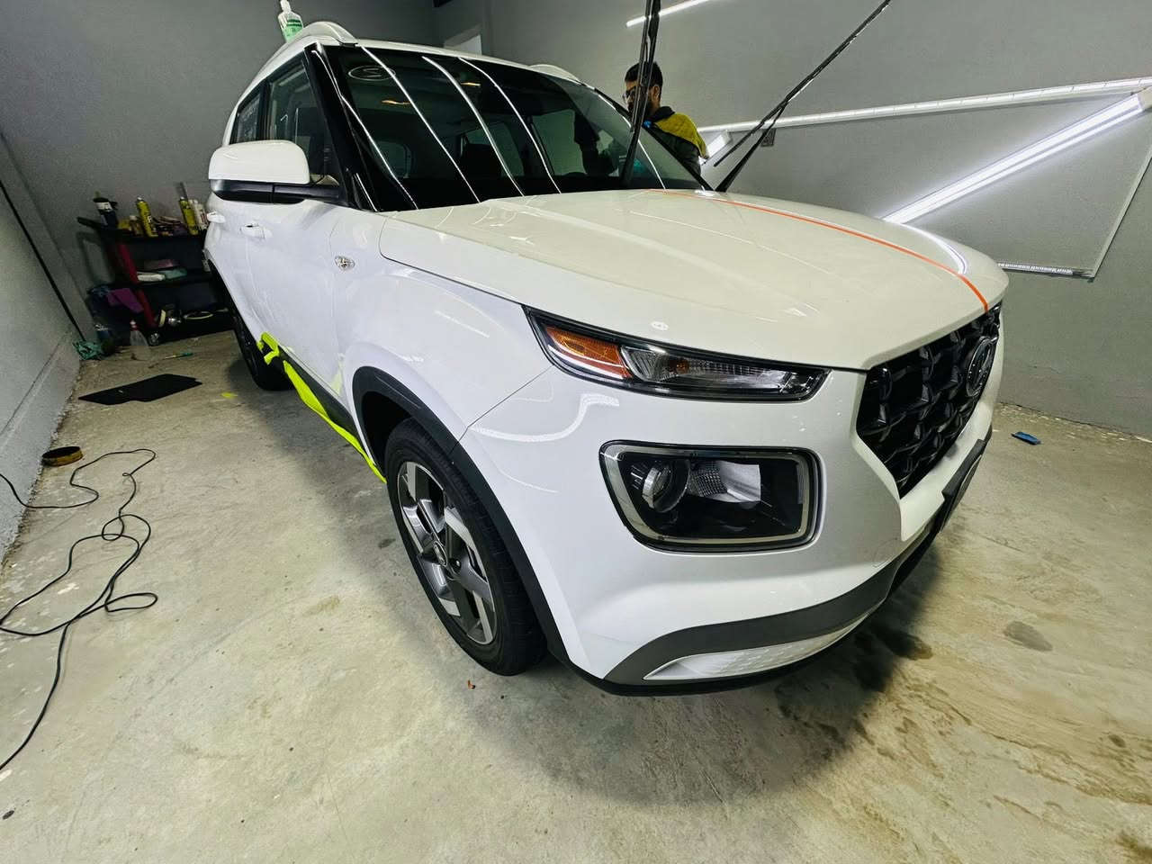 السلام عليكم هونداي فينو  
مديل : 2024
ماشيه :3400 mi
حجم المحرك : 1600 دبل نوزل 
مواصفات : الفول 1/1
حادث موضح بالصور مكفوله من الدواخل باب الخلفي مبدل نفس الون وباب السايق على كد الضرر انصبغ يعني ربع الباب ايرباك برده فقط ومصلح .
 للاستفسار ***********
