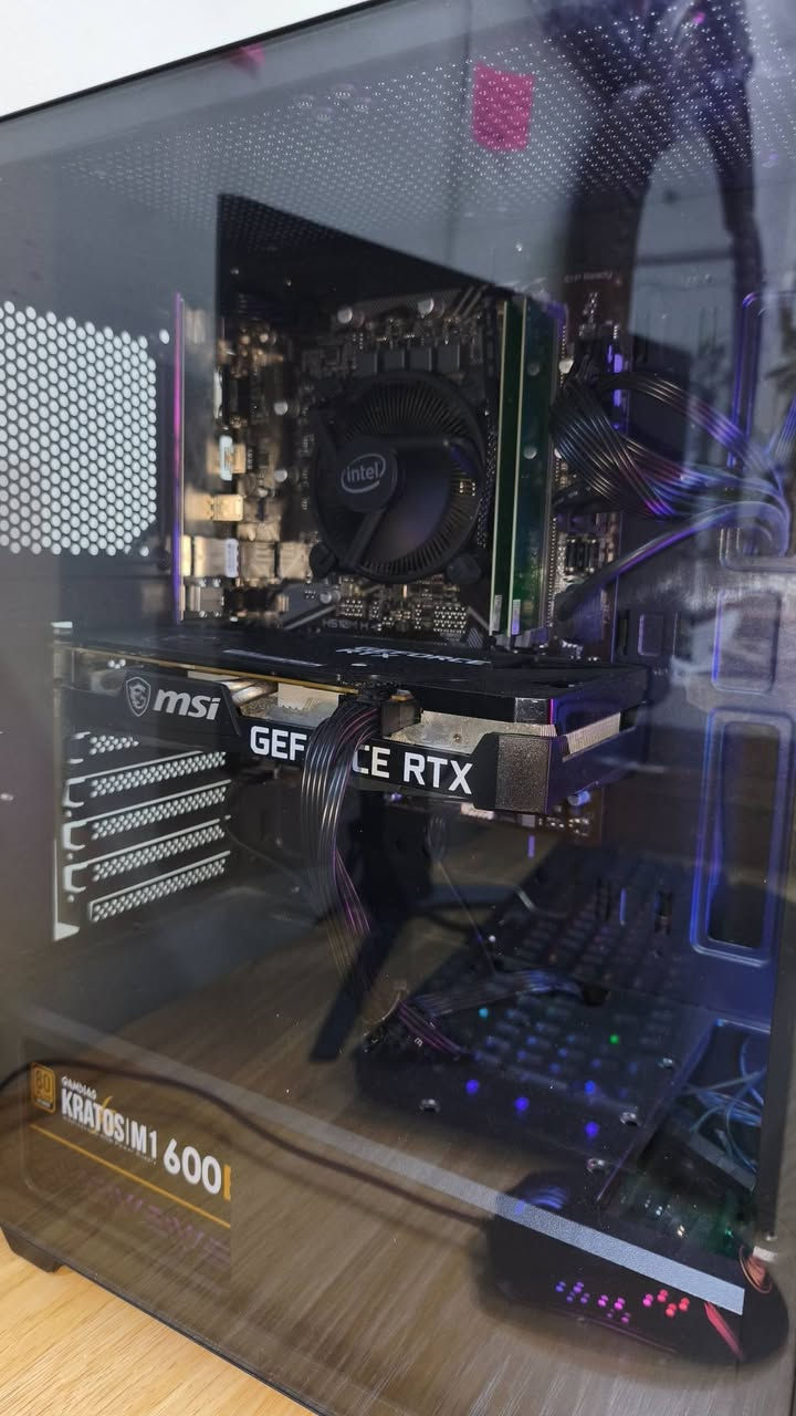 Pc gaming او حاسبة للبيع
نظيفة استخدام خفيف وقليل 
المواصفات : 
المعالج ـ  core i5 12400f
كرت الشاشة ـ rtx 3060 ti 
الرامات : 16GB DDR5 
مساحة التخزين ـ 128Gb ssd + 1TB hhd
الشاشة ماركة Samsung حجم 27  165hz

مع كيبورد وماوس red dragon ماركة ممتازة

المكان البصرة الاصمعي واكدر ادزه توصيل 
سبب البيع محتاج مبلغ
وسعر الحاسبة او التجميعة كاملة 
مليون و200 وبيها مجال بسيط 
رقمي *********** او تواصل خاص او اكتب تعليق وانا اراسلك
