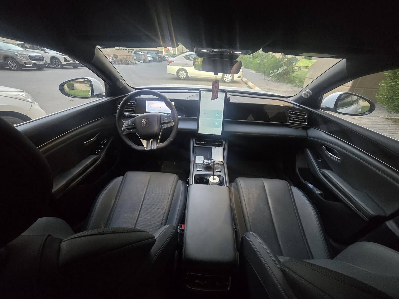 BYD QIN L
بي واي دي كن ال 
موديل 24
اسود زيتوني 
شاشة قلاب 
كرسي السائق كهرباء 
بطارية ٨٠ 
الون ابيض 
5 كامرات 
حساس امامي خلفي جانبي 
ماشية قليل 5000  شبه الزيرو 

السعر 24 
بغداد مجمع بسماية السكني
***********
