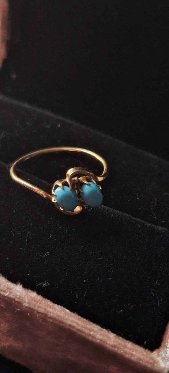 العنوان: قطعة من زمن الفخامة - محبس فنتج Toi et Moi 💍✨
"لأصحاب الذوق الرفيع والباحثين عن التميز..
أعرض لكم قطعة نادرة جداً تعود لفترة الخمسينات (1950s)، محبس ذهب عيار 14 بصياغة يدوية متقنة وتصميم عالمي كلاسيكي يُعرف بـ (Toi et Moi).
ليش هذا المحبس مميز؟
✅ التصميم: يرمز للارتباط الروحي (أنا وأنت)، وهو حالياً من أكثر التصاميم المطلوبة عالمياً في دور المجوهرات الكبرى.
✅ الحالة: القطعة بحالة ممتازة جداً (Excellent Condition) ومحافظة على هيبتها وجمالها التاريخي.
✅ الندرة: صياغة الخمسينات تمتاز بدقة مستحيل تلاقي مثلها بشغل الماكينات الحديث.
هذا المحبس ليس مجرد ذهب يُباع بالوزن، بل هو مقتنى فني تزيد قيمته مع الزمن.
📍 السعر: 800,000 دينار (قيمة القطعة كتاريخ وتصميم).
📩 للمعنيين فقط: يرجى المراسلة على الخاص لمشاهدة فيديو وتفاصيل أكثر. (البيع للجادين والذين يقدرون قيمة الأنتيك).


**إذا كنت صاحب هذا الإعلان وتريد حذفه لأي سبب، رجاءا أرسل رسالة إلى الدعم الفني**