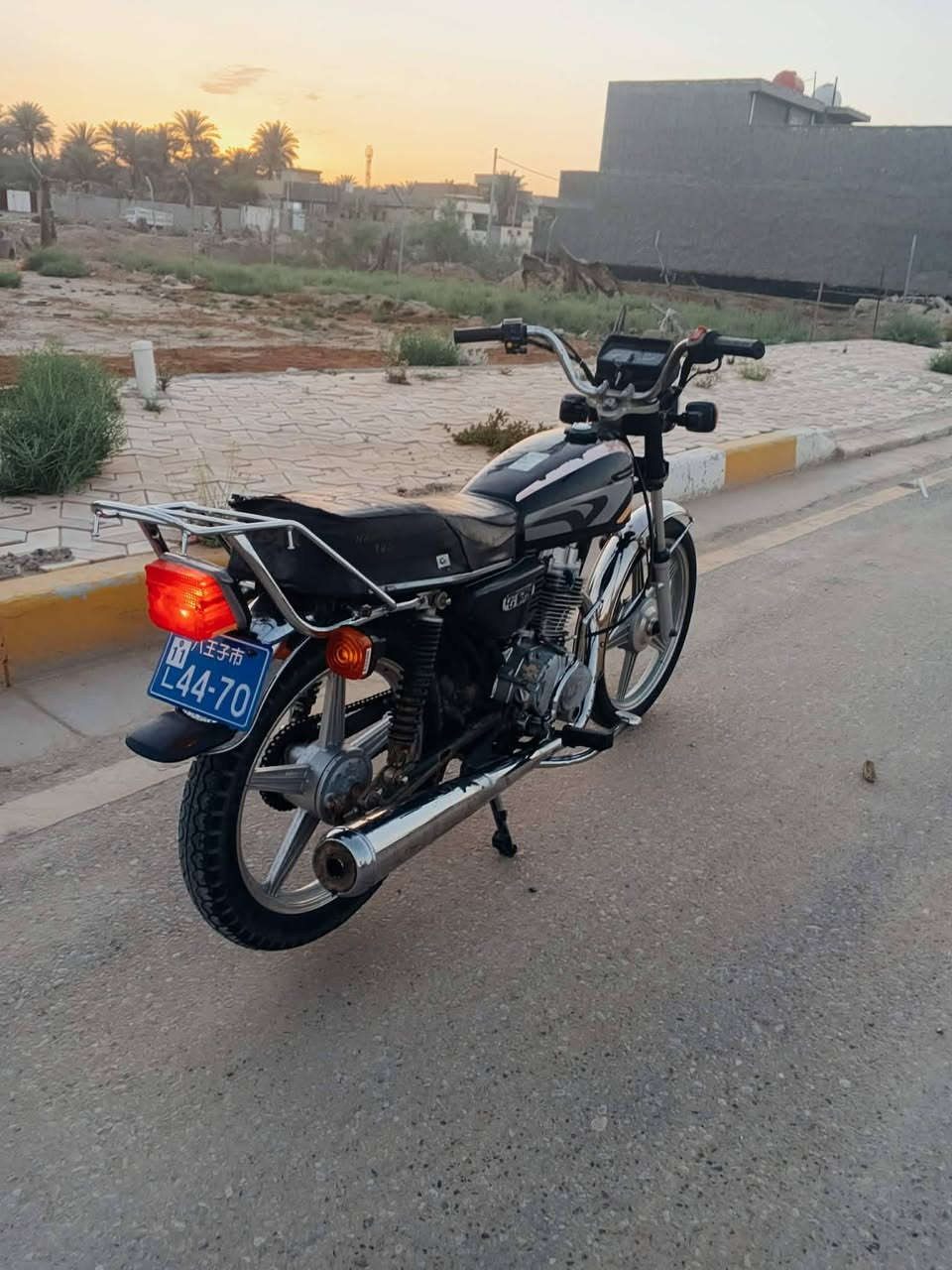 سلام عليكم دراجه خمسه كير هونده ياباني نضافه شوفت عينك وحله من الصوره كهربايات كلها شغاله مكينه ناعمه لاتبخيرولاصوت برغي مابيها نقص سنويه رقم كربلاء دراجه مال جناي جاهزه من كلشي تايرات جوبلس جدد سنويه كلش جديده مديل 2010السعر350مكاني طوريج ***********قرب السيطرة ام الهوه *********** تشتغل نكره
