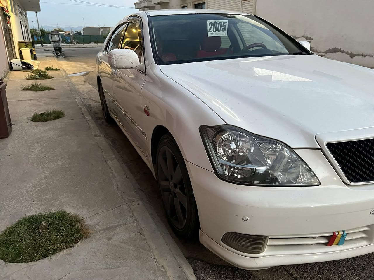 شاهینە ئەتڵاد ٢٠٠٥
١٨٢ بێ دوکەڵ 
گێر و مەکینە بەشەرتی فیتەر 
سەیارەکە تا بڵێ جوانە بێ شوخت و چاڵ 
پەردەو گاحی فیپەمپ و تایەس سپێری تێدایە 
شوێن بڕاوەکانی چاکراوەتەوە 
بێ دەحم لێدراو 
تا بڵێی توند و تۆڵە 
سارد و گەرمی بەشەرت 
ڕەقەم (***********)
شوێن چواقوڕنە 
نرخی ٥٤ و کەمێک محامەلە
