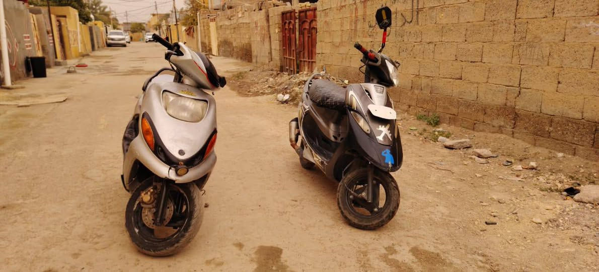 سلام عليكم دراجات ثنين للبيع شغالات وكهربائيات كلهن شغالات السودة سعره 350 والرصاصية 300 وبيهن مجال مكاني ديالى منصورية الشط رقم ***********
