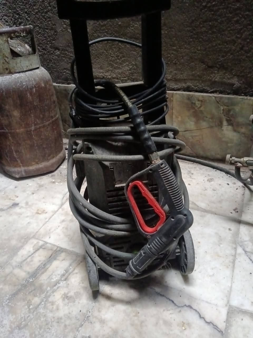 فاره غسل مستخدمه سعرهه ٥٠ الف هاتف *********** الاسيا ***********
