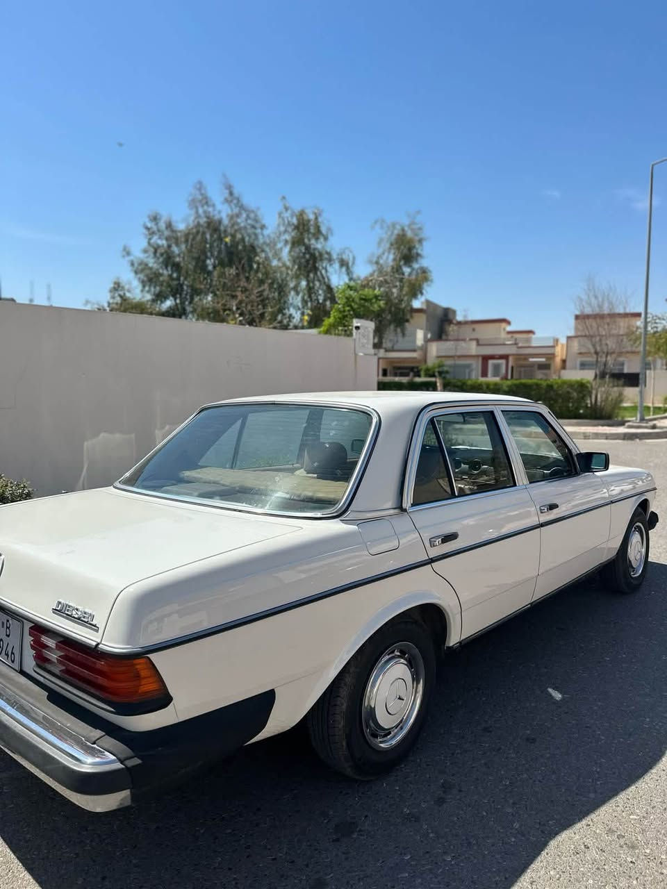 1980
ديزل فول بلاد بس الصبغ مصبوغ جديد ماشي 120 الف ميل 
السياره 4 سلندر بدون سوبر وبدون توربو
السياره كاز 
السعر 120
***********
