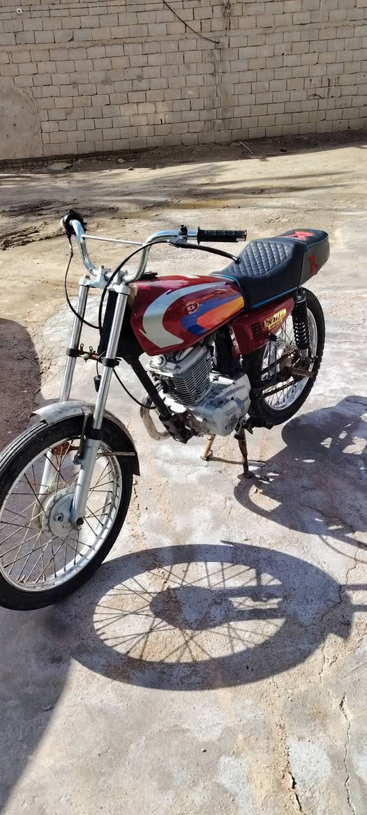 سلام عليكم دراجه موديل عشرين اللبيع كلك مكينه ناعمه مفتوحة بس بستم  لمكينه زنجيل خير من الله ولمو شراي لا يراسنلي بس يسءل لشراي بي خير ويدلل  مستعجل علا بيعته المكان شطره رقم ***********
