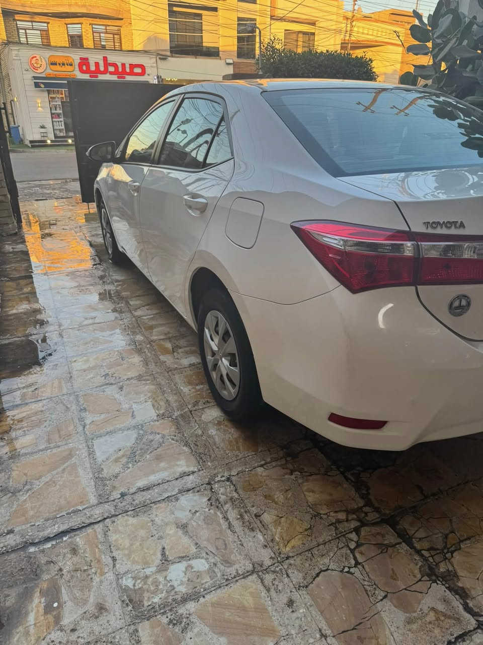 السلام عليكم 
سيارة كورلا خليجي الشركة العامة ٢٠١٥ جديدة بدون صبغ فقط تكحيل مكفولة وكاملة بدون نقص بغداد بسمي ماشية ١٦٠ الف 
تبريد ثلج السيارة على وضع الشركة العنوان السيدية 
الاستفسار 
***********
