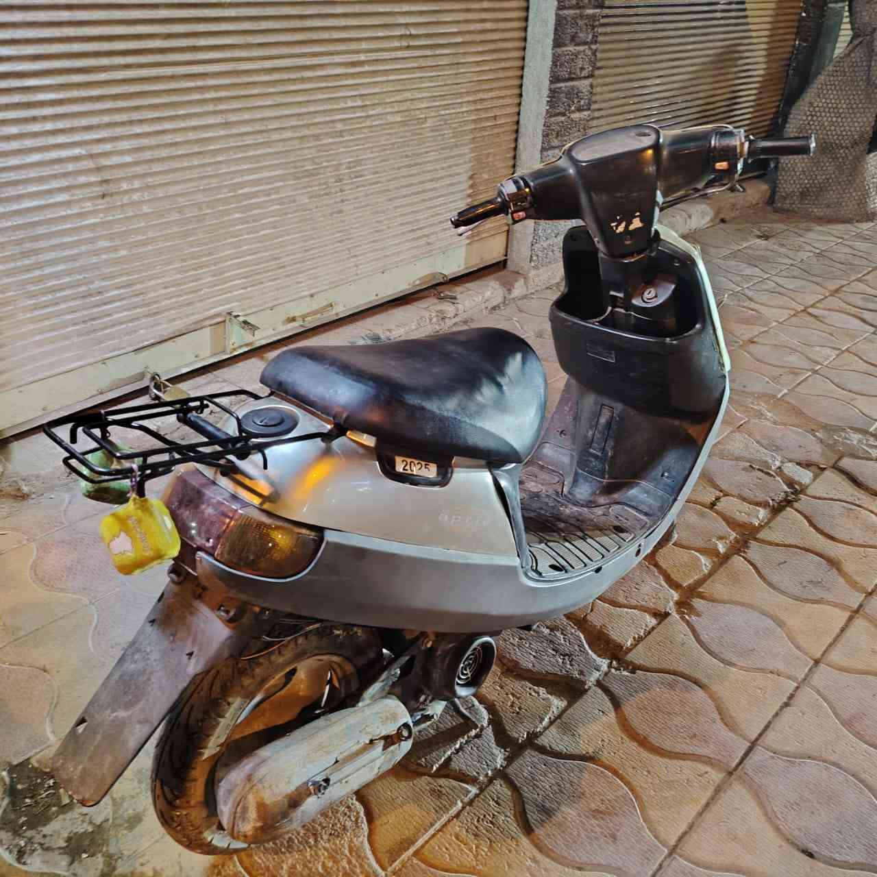 السلام عليكم عندي موطور بوتين للبيع شغال كامل ليت هورن اشاير مكينا معمرة مره وحده  قبر هندر مفتوح صوت اكسن بي خفيف  السعر 230وبي مجال يحب يجي خاص الرقم ***********
