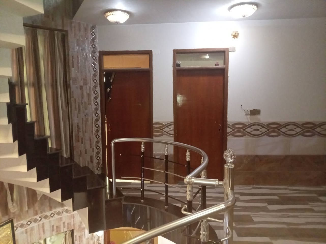 السلام عليكم
ع بركه الله 
بيت طابو صرف موقع حي اور الثانيه بيت ركن مساحه 137 م 
طابقين كونكريت مسلح
طابق لأول غرفتين وصاله ومطبخ
الطابق الثاني غرفتين ومطبخ
براني ٦متار حلو ومرتب
السعر خاص او لاتصال ***********
